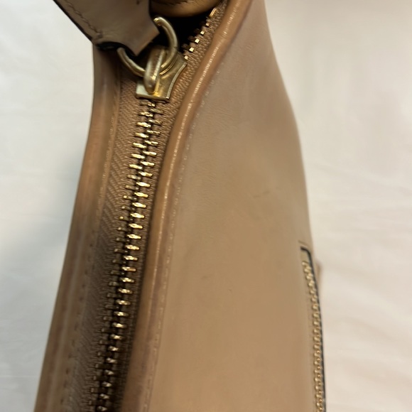 Gorgeous Coach Leather Hobo bag in a camel color. Zip closure, side zip pocket. - Picture 10 of 13